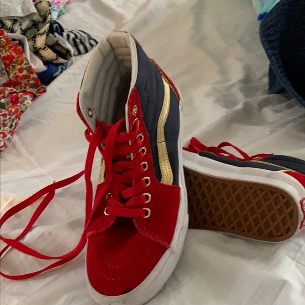Kids captain marvel vans. Size 4